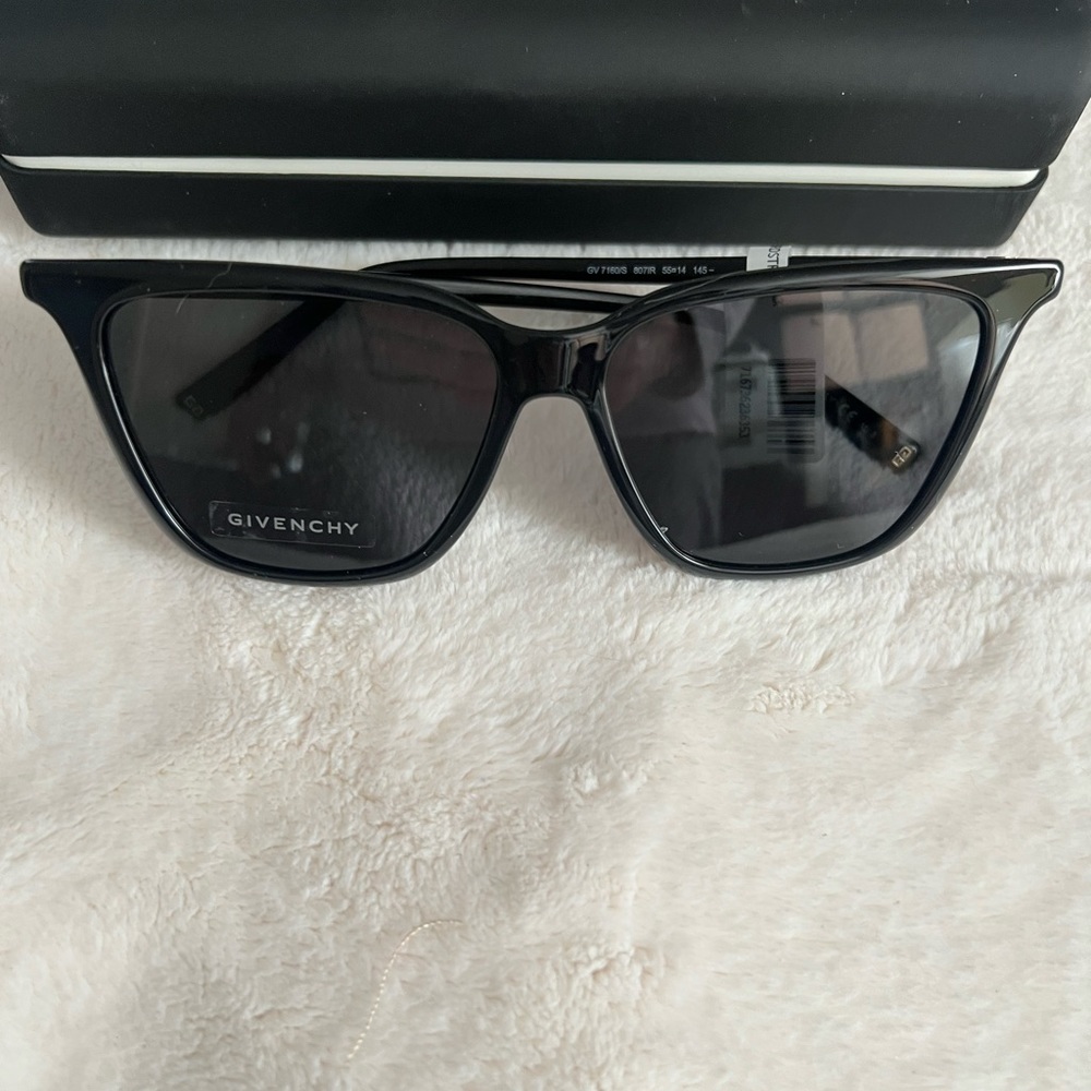 Givenchy sunglasses - Picture 2 of 7